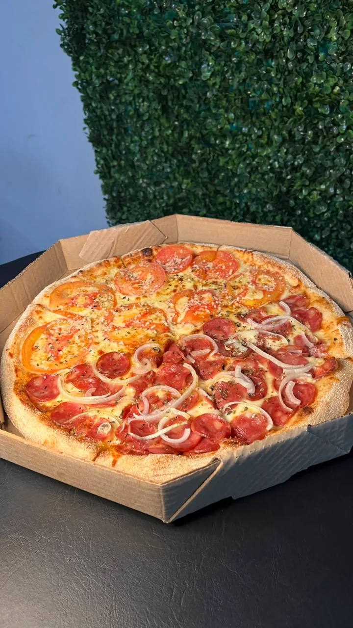 Pizza meio a meio da Fornatta na caixa